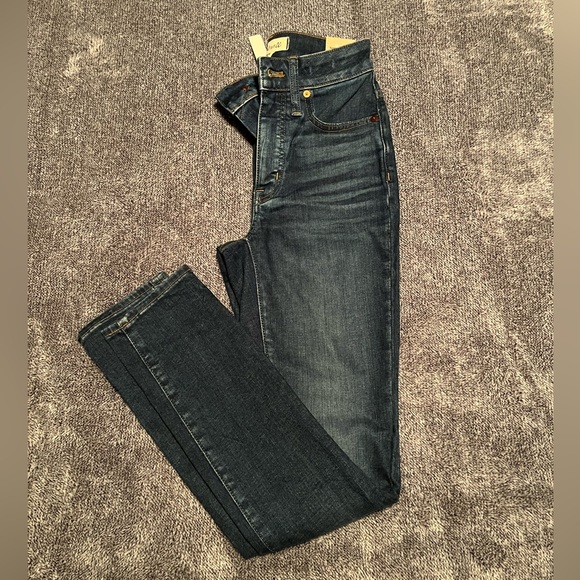 Curvy High-Rise Skinny Jeans in Lanette Wash - Picture 4 of 6